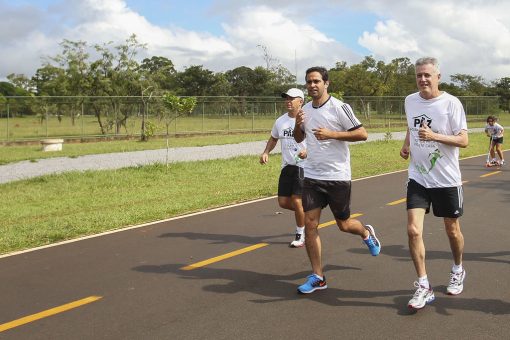 Pessoa caminhando na pista ao ar livre, simbolizando saúde após os 40 anos.