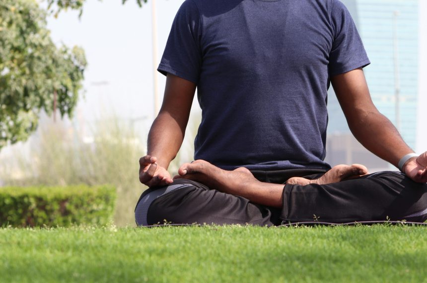 Pessoa praticando yoga ao ar livre, representando as tendências de bem-estar para quem passou dos 40 em 2025.