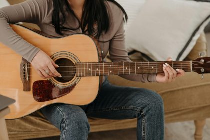 pessoa tocando violão, simbolizando hobbies que estimulam a mente após os 40 anos.