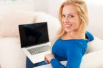 Mulher com notebook representando Profissões em alta para quem quer recomeçar aos 40